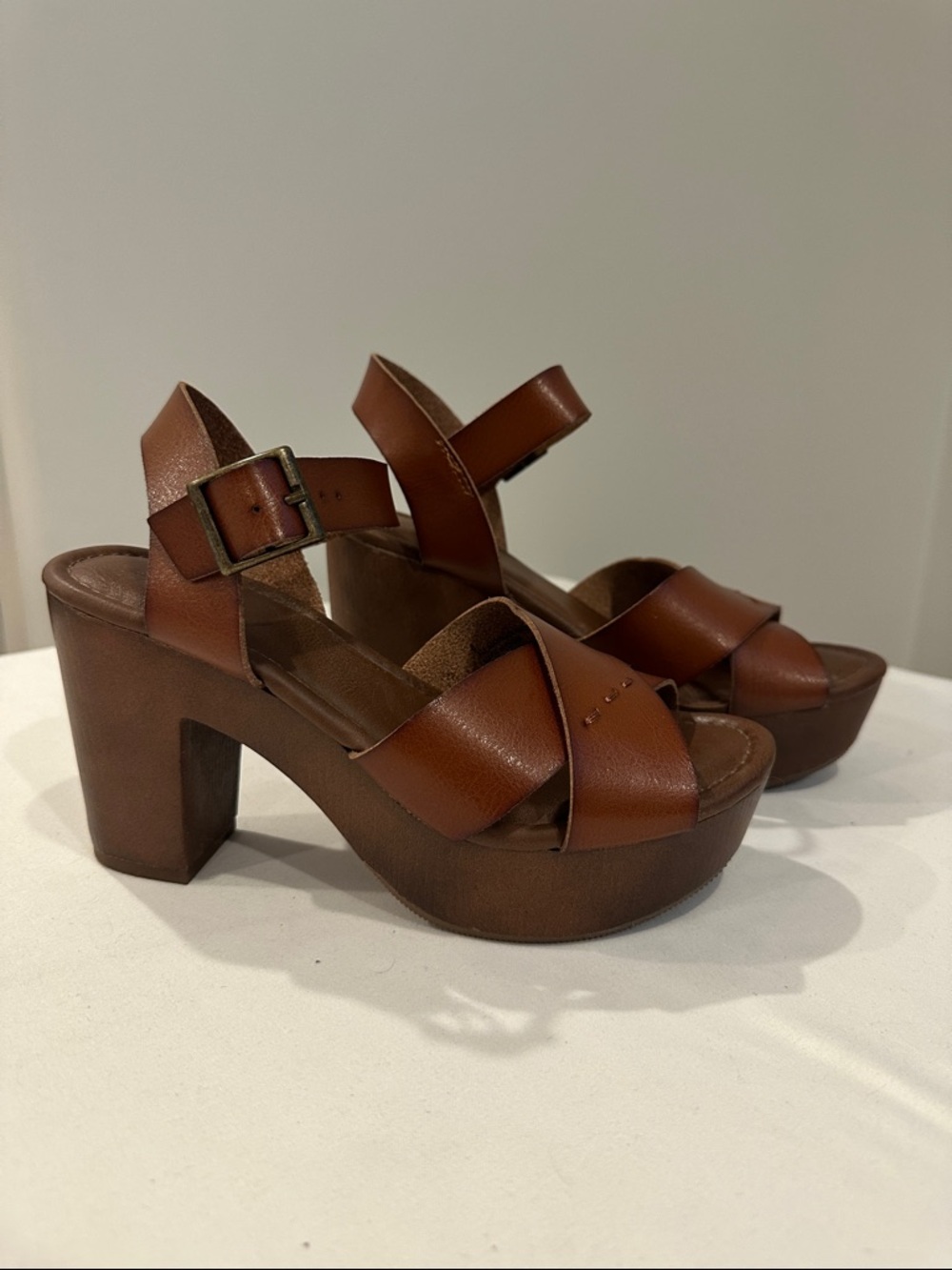 Universal Thread Brown Leather-Look Platform Sandals with Ankle Buckle